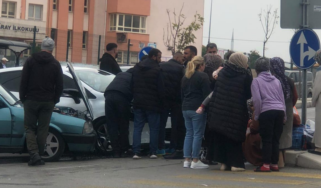 İzmir Karabağlar'da feci kaza: Araçlar kafa kafaya girdi!