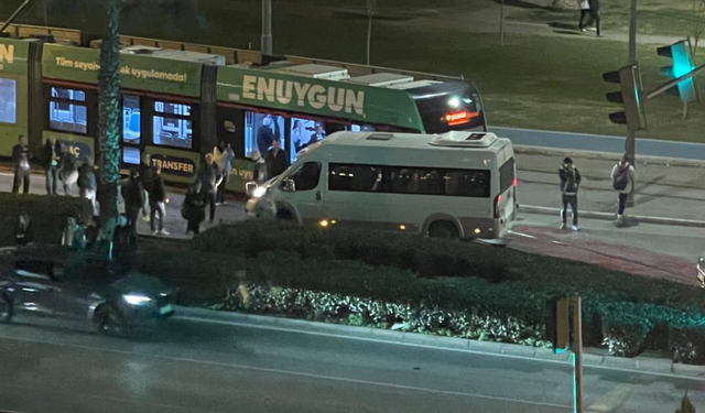 İzmir Karşıyaka’da minibüs tramvaya çarptı!