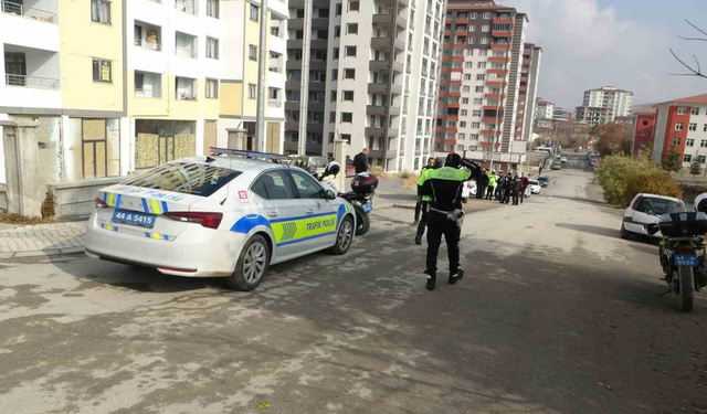 Malatya'da otomobil öğrencilerin arasına daldı: 8 yaralı!