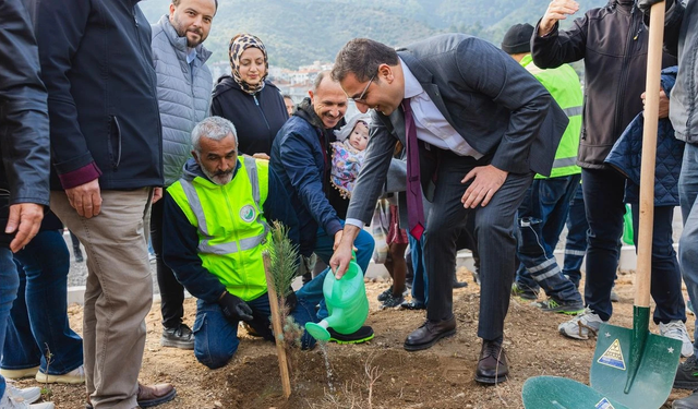 İzmir Balçova’da “Hoş Geldin Bebek Hatıra Ormanı” fidanlarla buluştu!