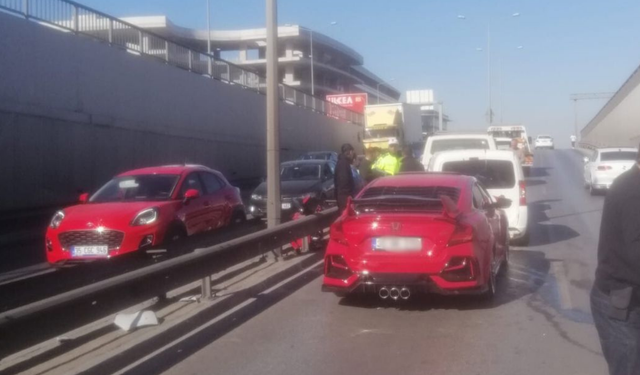 İzmir Gaziemir Akçay Caddesi'nde kaza: Trafik sıkıştı!