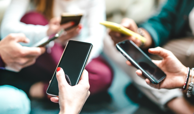 Telefonunuz sizi dinliyor mu: Mikrofon skandalı patladı!