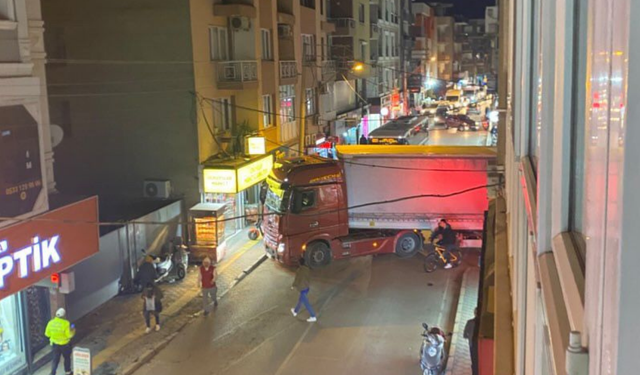 İzmir Buca’da tır manevra yapamayınca yol kapandı: Trafik kitlendi!