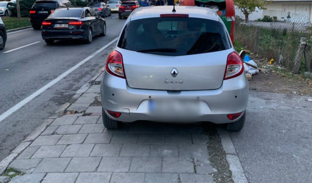 İzmir Karşıyaka’da kaldırıma park eden araç yayaları mağdur ediyor