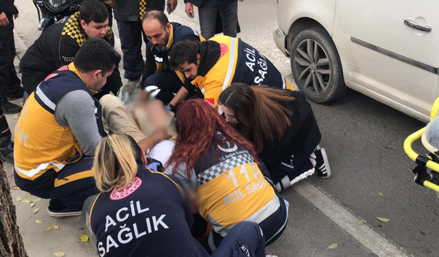 İzmir Konak'ta bir araç motosikletli kuryeye çarptı: Kurye yaralandı!