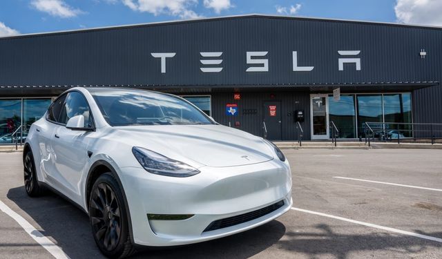 Tesla duyurdu: Kazalardan kendiliğinden kaçınabilen otomobil modelleri geliyor!