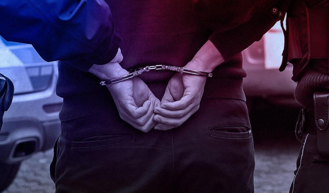 İzmir Konak’ta operasyon: Gizli bölmeden neler çıktı!