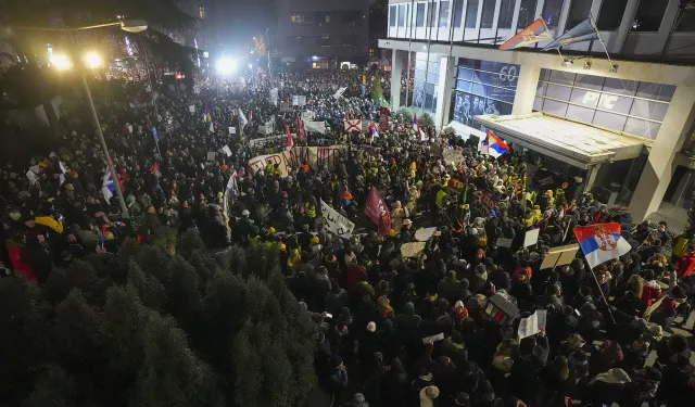 12 yıllık iktidar yıkıldı, öğrenciler gece boyunca kutlama yaptı!
