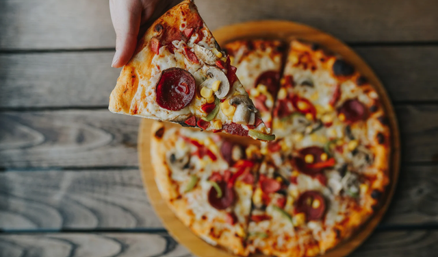 Pizzayı kutusunda yiyenler dikkat! Bilim insanları uyarıyor!