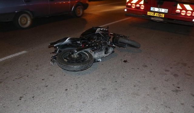 İzmir'de feci kaza: Otomobilin çarptığı motosiklet sürücüsü hayatını kaybetti