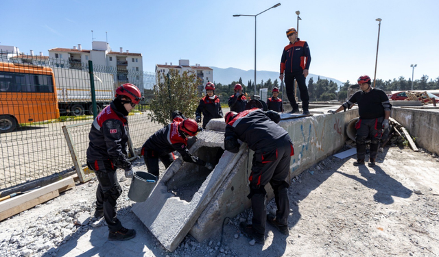 Karşıyaka Belediyesi Arama Kurtarma Ekibi, enkaz eğitimine devam ediyor!