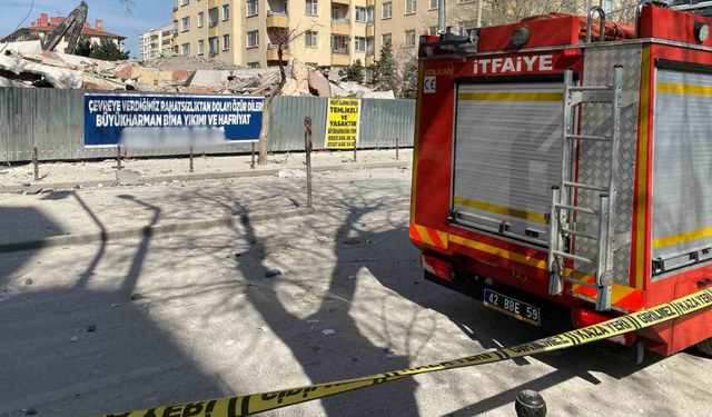 Yıkım halindeki 6 katlı bina çöktü!