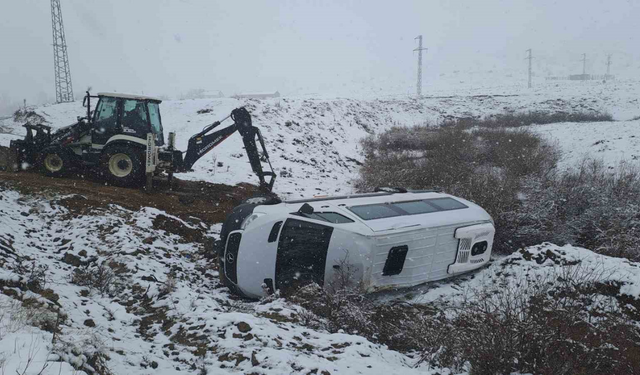 İşçileri taşıyan minibüs şarampole devrildi: 9 yaralı!