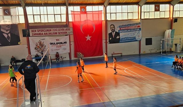 Dikili'de minik eller filede buluşuyor!