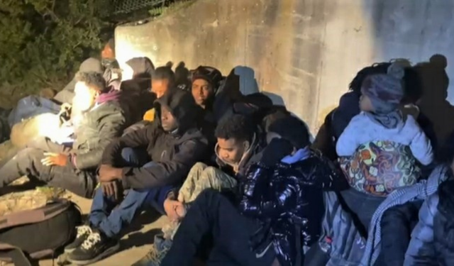 İzmir Çeşme’de 25 düzensiz göçmen yakalandı