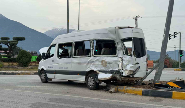 Servis minibüsü ile kamyon çarpıştı: 4 yaralı!