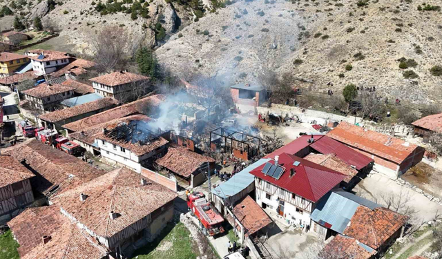 Taşköprü’de yangın: 2 ev, 2 depo ve 1 araç kül oldu!