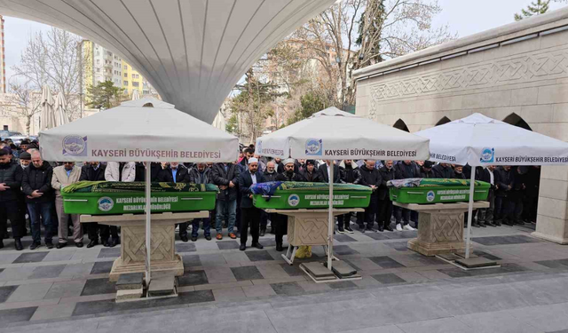 Kızı tarafından bıçaklanarak öldürülen kadının cenazesi defnedildi