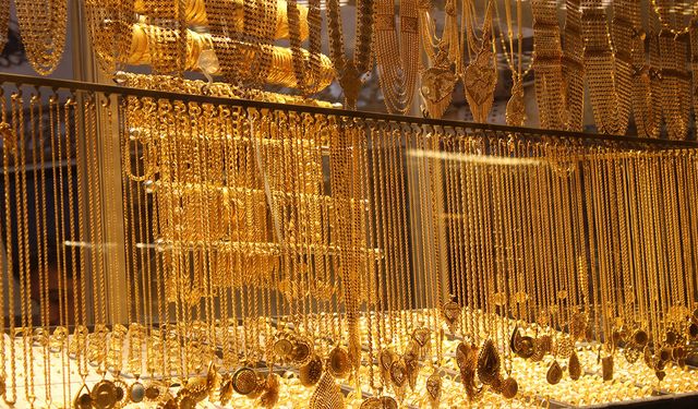 Duvarı delerek 10 milyon dolarlık takı çaldılar
