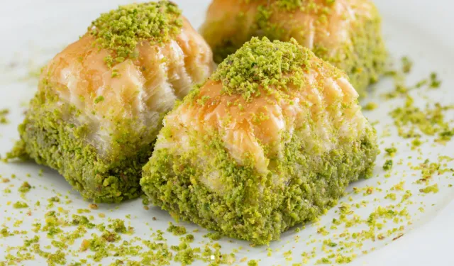 Baklavadan kurtlanmış ceviz çıktı
