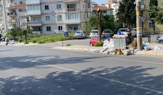 Çiğli'de kriz büyüyor: Çöpler sokağa yığıldı