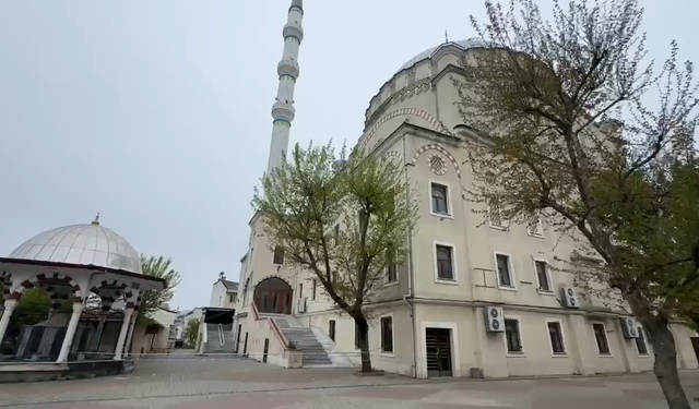 Depremin ardından hasar alan cami, ibadete kapatıldı