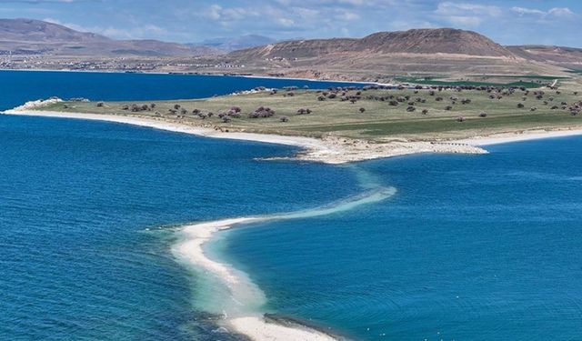 Van Gölü'ndeki çekilme, Çarpanak Adası'na giden antik yolu gün yüzüne çıkardı
