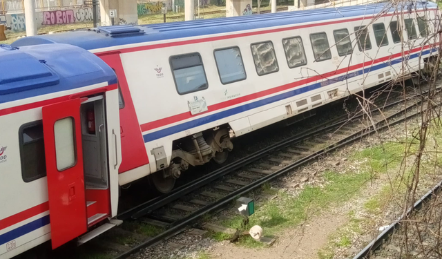 İzmir'de Son Dakika- Halkapınar’da tren raydan çıktı!