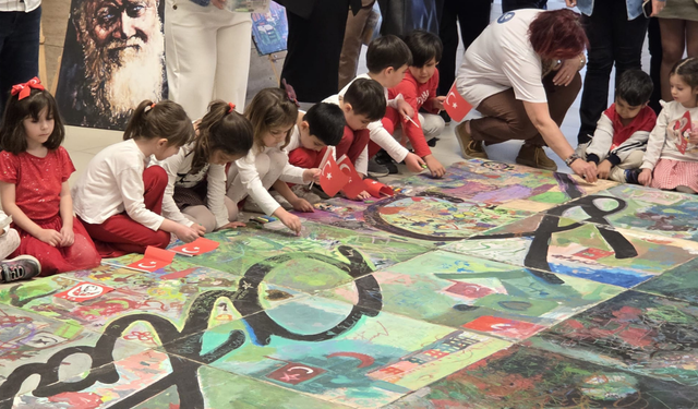 İzmir Bölge Adliye Mahkemesi'nde minikler Atatürk portresi boyadı