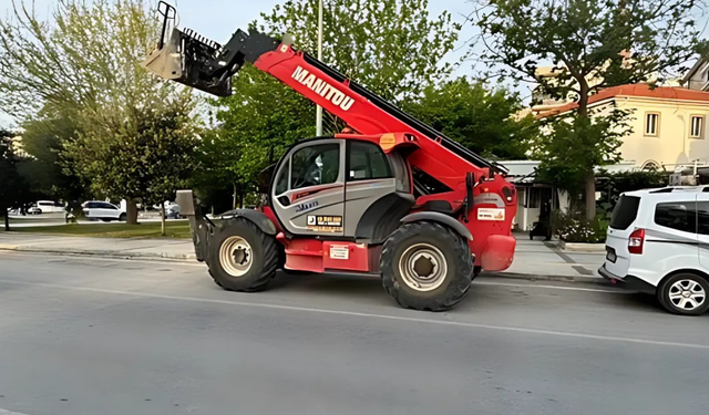 Karşıyaka'da iş makinası öğrencileri tehdit ediyor!