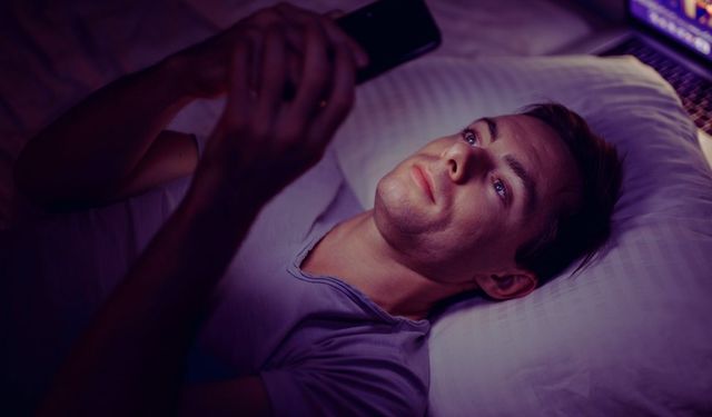 Yatağa telefonla girmek uykunun celladı! Uzmanlardan kritik uyarılar
