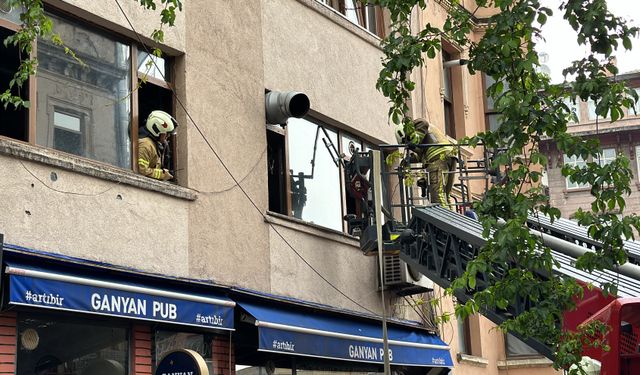Beyoğlu'da 6 katlı binada yangın paniği!