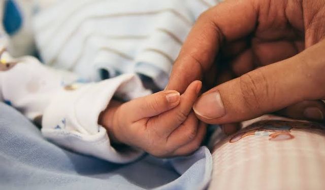 Bebeğini çatıya bırakan anneye tutuklama