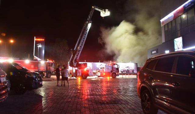Akaryakıt istasyonu yanındaki depo alev topuna döndü