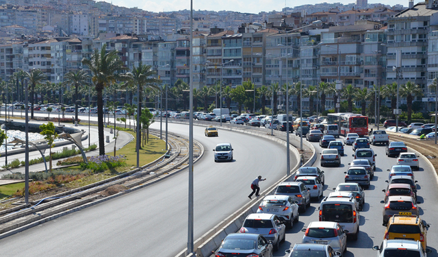 İzmir'de trafiğe kayıtlı araç sayısı 2 milyonu geçti!