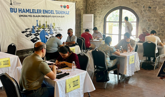 Görme engelli satranç sporcuları İzmir’de hamle yaptı