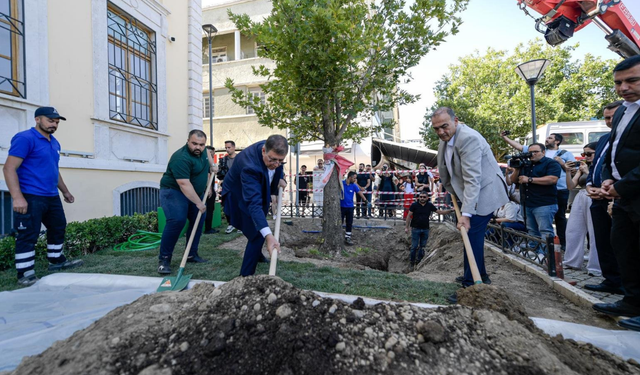 Cemil Tugay’dan anlamlı dokunuş: İzmir’in yeni sembolü dikildi