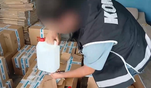 İzmir'de 5,8 ton kaçak etil alkol ele geçirildi
