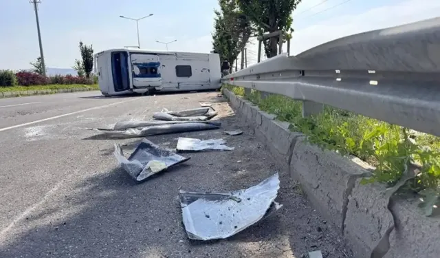 Midibüs kazasında 12 asker ve sürücü yaralandı