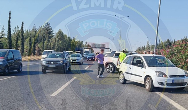 İzmir Otoyolu Işıkkent'te zincirleme kaza: Trafik 1 kilometre kilitlendi