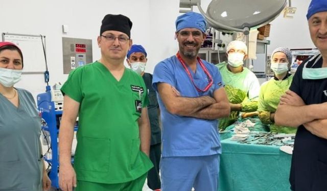 Karaciğerinde 90 santimetrelik dev kist çıkarıldı