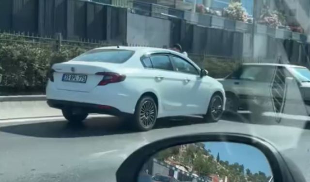 Karşıyaka’da maddi hasarlı kaza: Ekipler olay yerinde