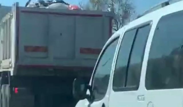 Buca’da çöp kamyonu otobana atık döktü