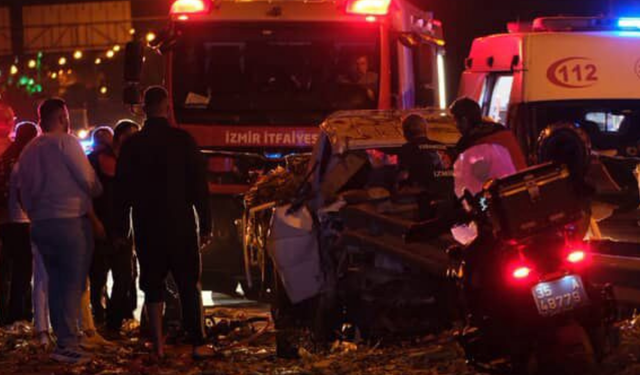 Çeşme Otoyolu'nda kaza: 3 kişi araçta sıkıştı