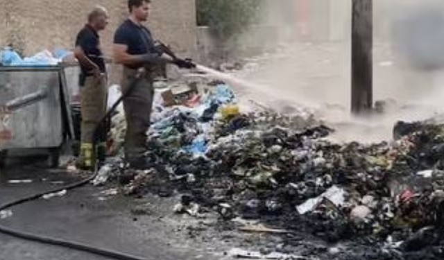 Karşıyaka’da biriken çöpler ateşe verildi