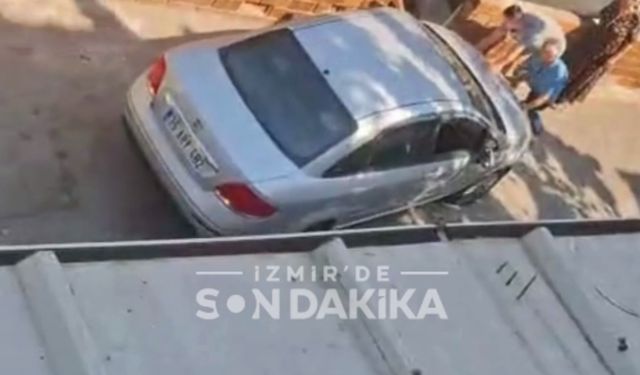 Karşıyaka’da otomobil çukura saplandı