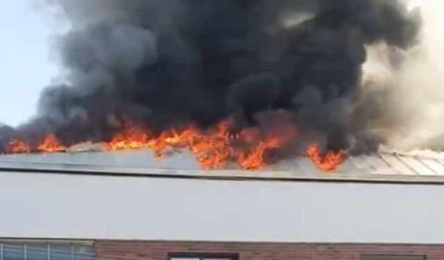 Menderes’te çatı çalışması sırasında yangın çıktı