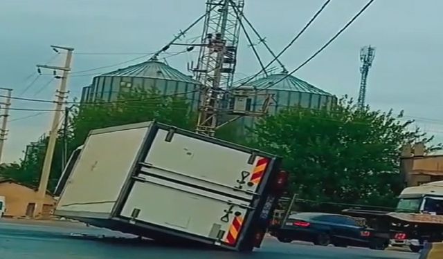 Menemen’de hızını alamayan kamyon devrildi