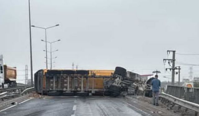 Kontrolden çıkan araç bariyerlere çarpıp devrildi