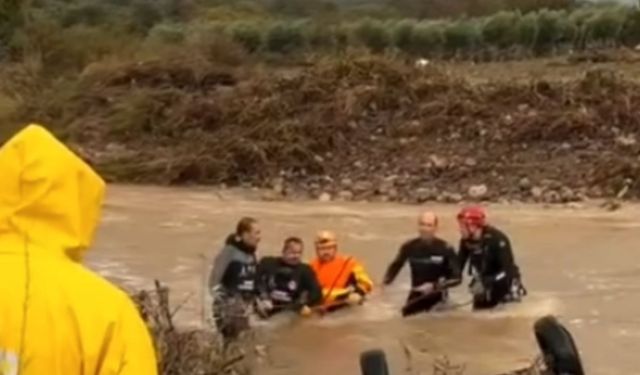 Foça’da sel faciası: Sürücü sel sularına kapılarak kayboldu